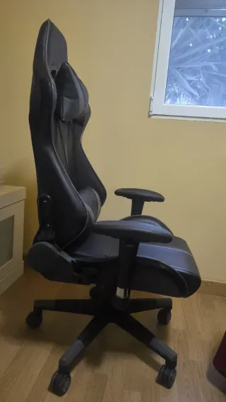 Silla gaming negra con detalles grises