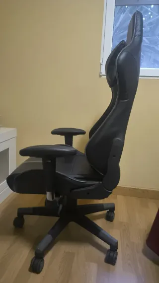 Silla gaming negra con detalles grises