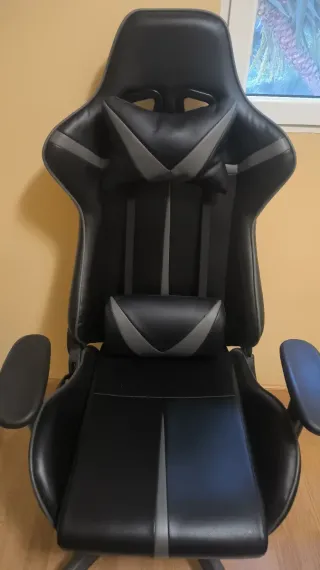 Silla gaming negra con detalles grises