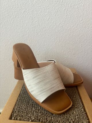 Sandalias de tacón blancas y marrones