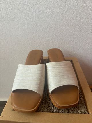 Sandalias de tacón blancas y marrones