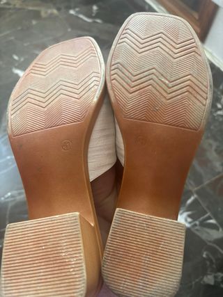 Sandalias de tacón blancas y marrones