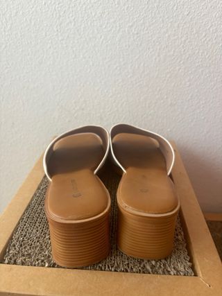 Sandalias de tacón blancas y marrones