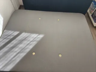 Base tapizada gris 3D con aireadores