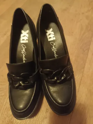 Zapatos negros de tacón con cadena