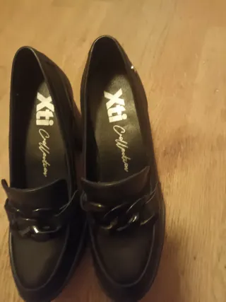 Zapatos negros de tacón con cadena