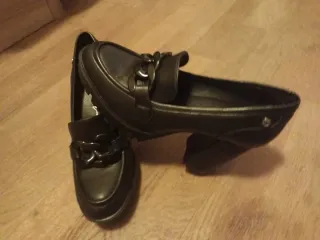 Zapatos negros de tacón con cadena