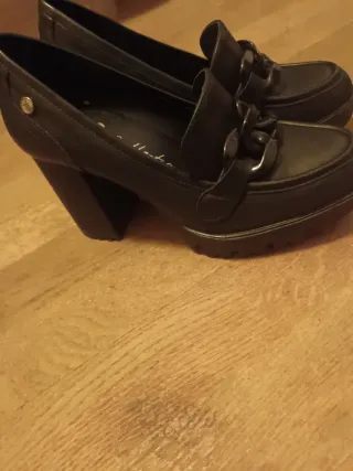 Zapatos negros de tacón con cadena