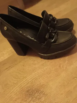 Zapatos negros de tacón con cadena