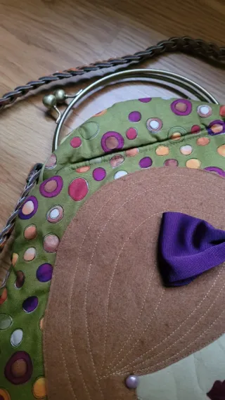 Bolso de hombro con cara y asa trenzada