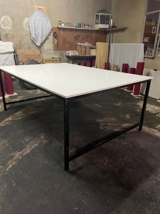 Mesa alta y grande blanca con patas negras