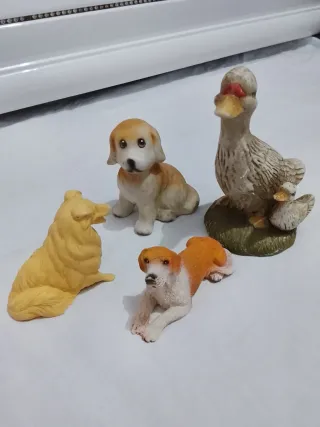 Figuras de perros y patos
