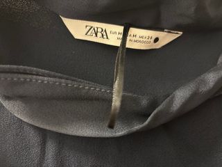 Camisa Zara satinada azul con botones dorados