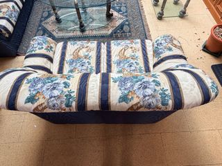 Sofá vintage floral tela beige y azul