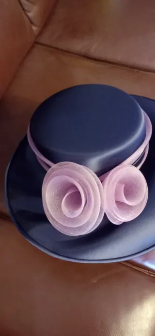 Pamela azul con flores rosas