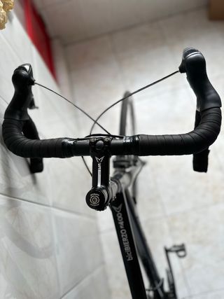 Bicicleta de carretera Felt Negra