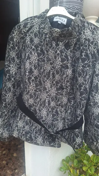 Chaqueta con cinturón y estampado