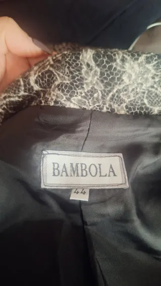 Chaqueta con cinturón y estampado