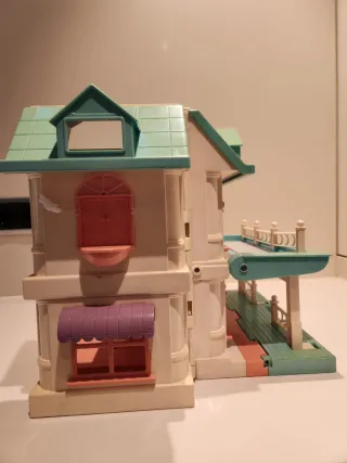 Casa de muñecas colorida