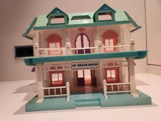 Casa de muñecas colorida