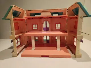 Casa de muñecas colorida