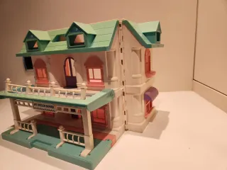 Casa de muñecas colorida