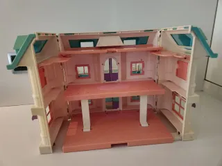 Casa de muñecas colorida