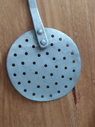 Antigua espumadera de aluminio