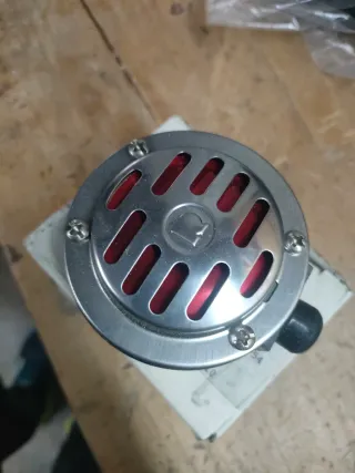 Zumbador metálico con rejilla roja