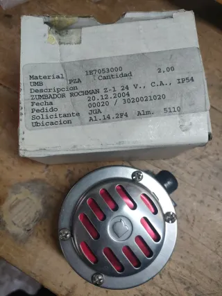 Zumbador metálico con rejilla roja