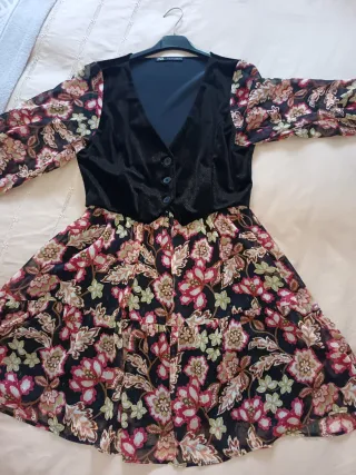 Vestido Zara floral negro y multicolor