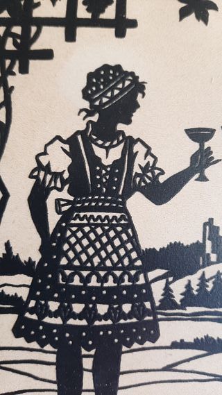 Quadro di carta ritagliata con coppia che brinda