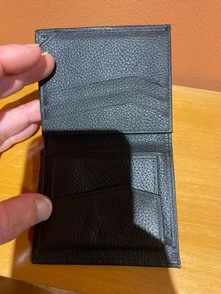 Cartera de piel negra con iniciales L.G.R.