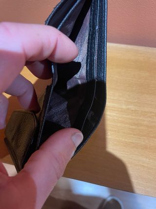 Cartera de piel negra con iniciales L.G.R.