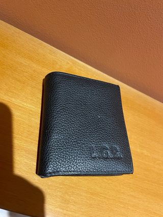 Cartera de piel negra con iniciales L.G.R.