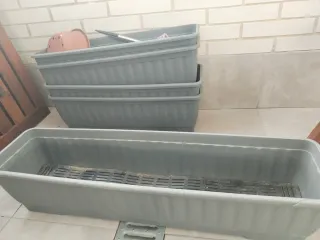 Macetas de plástico grises y marrones