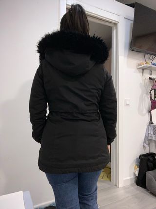 Abrigo negro talla S con capucha