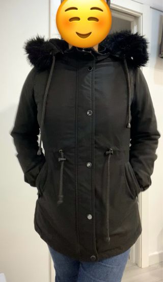 Abrigo negro talla S con capucha
