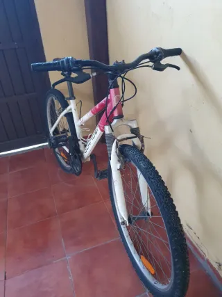 Bicicleta Rockrider Blanca y Rosa