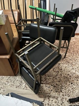 Silla negra metálica y polipiel