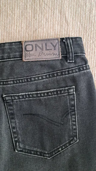 Falda vaquera negra desgastada