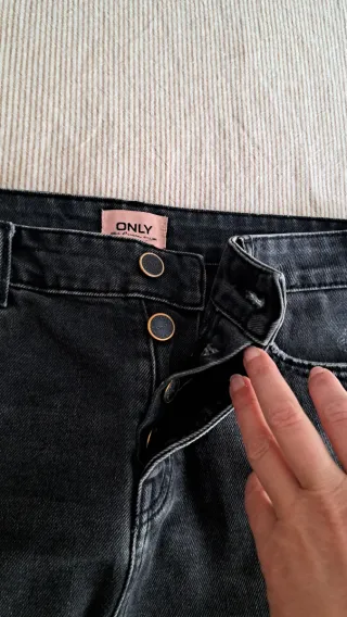 Falda vaquera negra desgastada