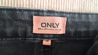 Falda vaquera negra desgastada