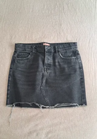 Falda vaquera negra desgastada