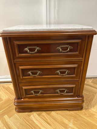 Muebles de dormitorio: sinfonier, mesitas y espejo