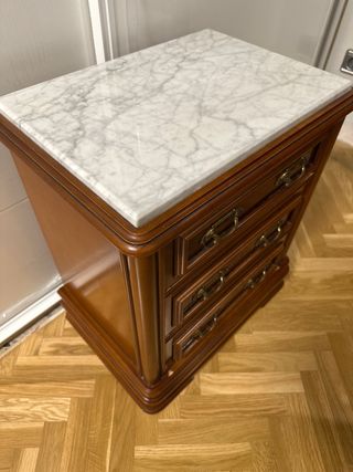 Muebles de dormitorio: sinfonier, mesitas y espejo