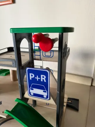 Garaje de madera con coches y figuras