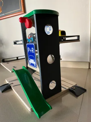 Garaje de madera con coches y figuras