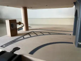 Garaje de madera con coches y figuras