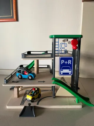 Garaje de madera con coches y figuras